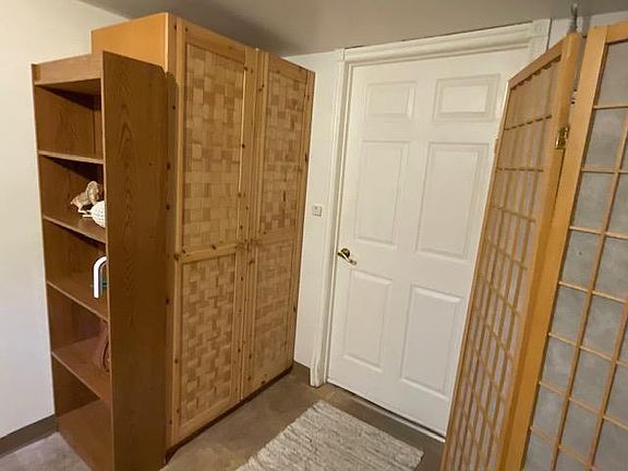 Entryway with closet