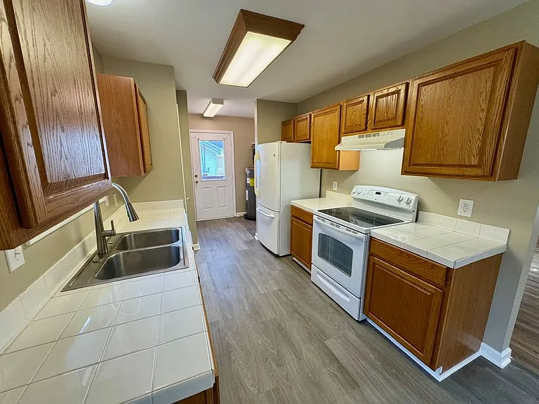 828 Mulberry Dr — Photo 32