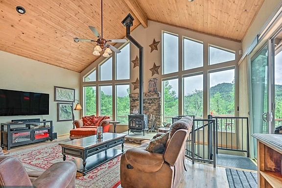Mountain views and blinds to black the sun. AC unit in this room.