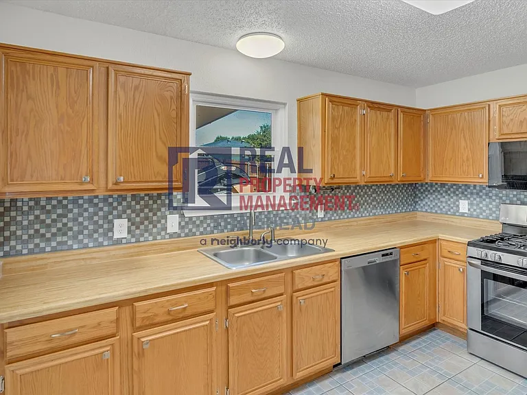 732 Burlington Ave — Photo 11