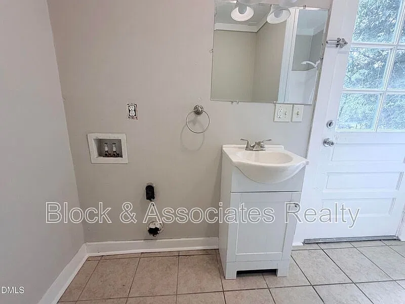 3 bed, 2.0 bath, 1003 sqft, $1,700 — Photo 3