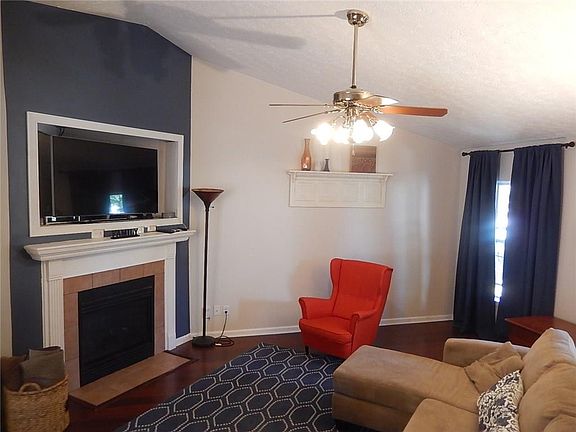 3rd image of 949 Yellowwood Dr