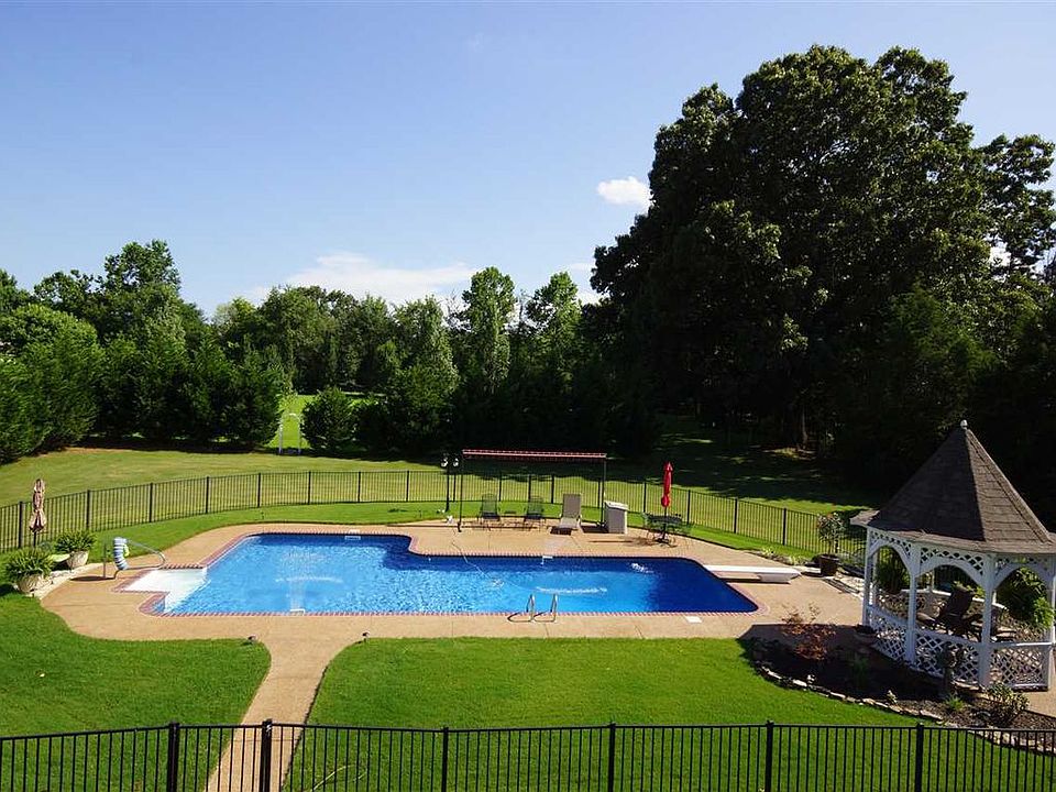 1st image of 215 Caitlin Dr
