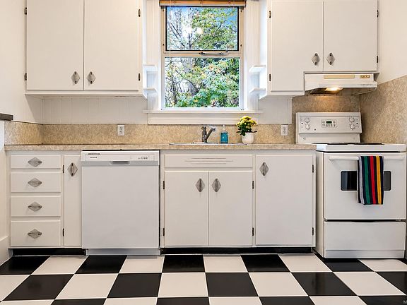5th image of 1215 Queens Ave