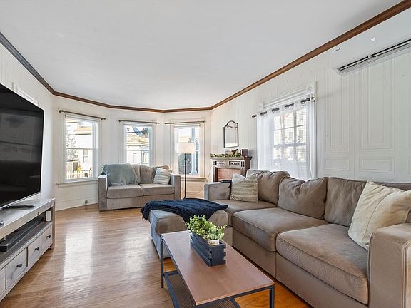 3rd image of 10 Lake View Pl