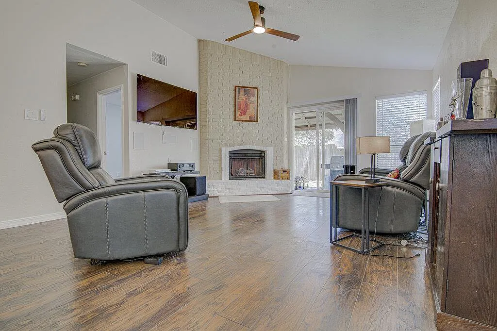 3 bed, 2.0 bath, 1285 sqft, $2,250 — Photo 3