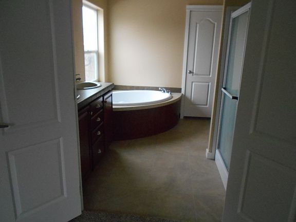 master bath w/walk in closet
