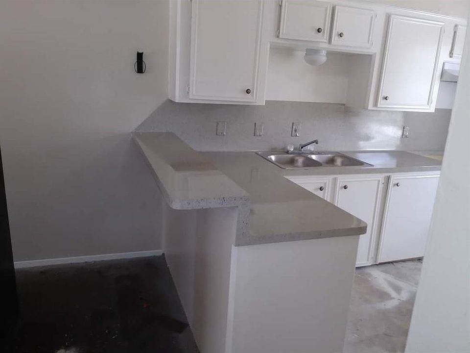 1st image of 208 N Shady Oaks St
