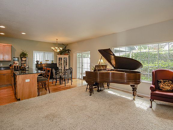 5th image of 2090 Creek Dr