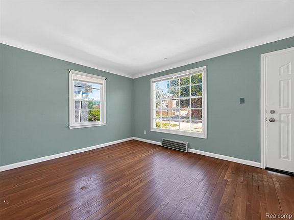 5th image of 11529 Roxbury St
