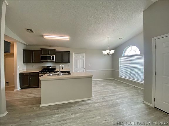 4th image of 1105 W 21st St