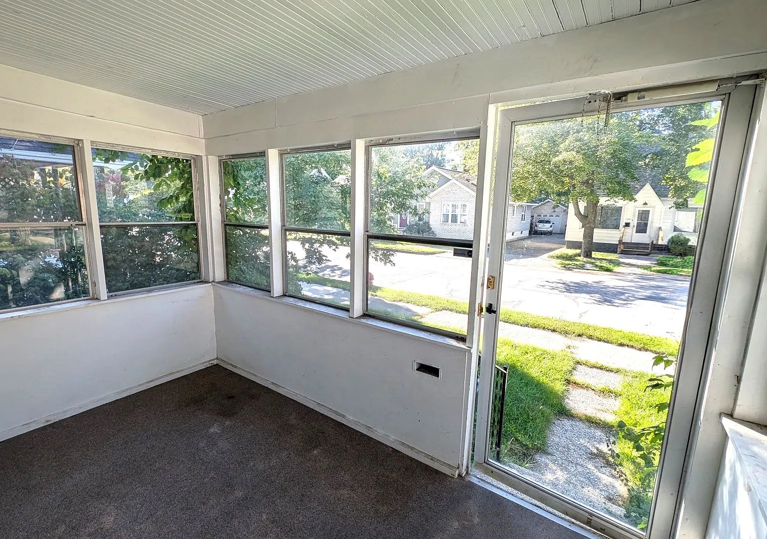 1252 Fleming, 3 bedroom house with basement and garage — Photo 2