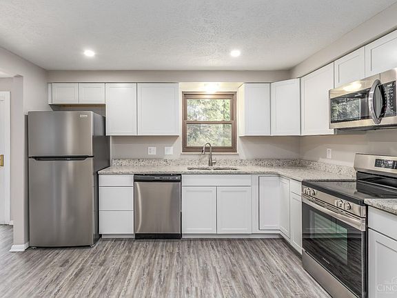 5th image of 878 Bradford Ct