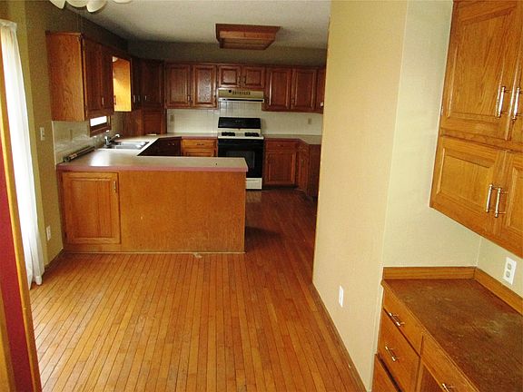 kitchen-comes with stove and dw