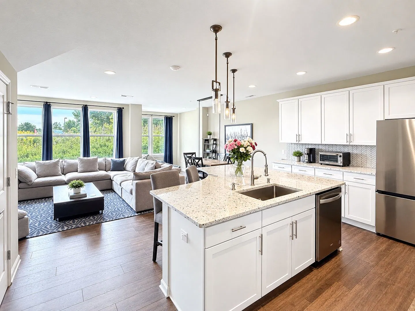 3 bed, 3.0 bath, 2110 sqft, $2,395 — Photo 4