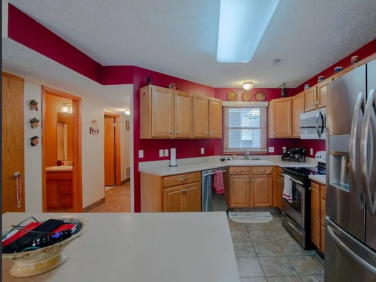 550 Lakeside Dr — Photo 2
