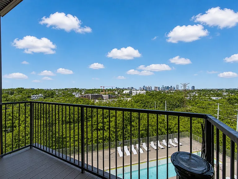 400 Herron Dr #21 — Photo 31