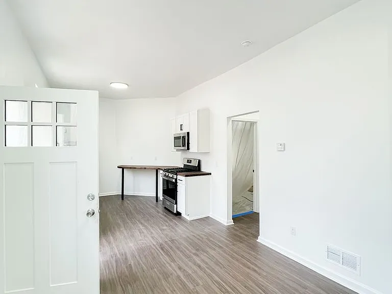 07 - 807 Eureka — Photo 4
