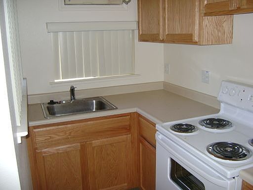 3rd image of 800 18th St APT 4