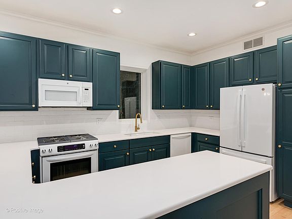 5th image of 630 W Wrightwood Ave Side 1W