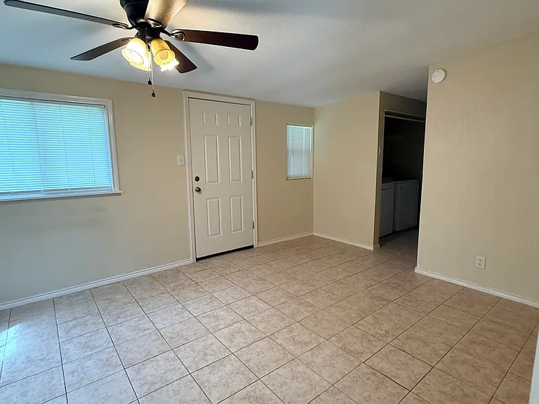 45 Central Park Dr — Photo 3