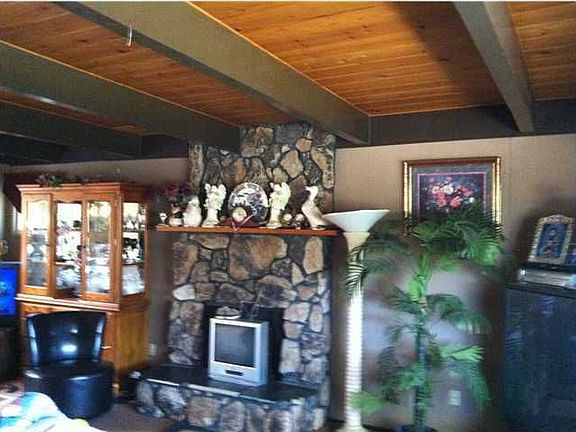 FIRRE PLACE IN LIVING ROOM