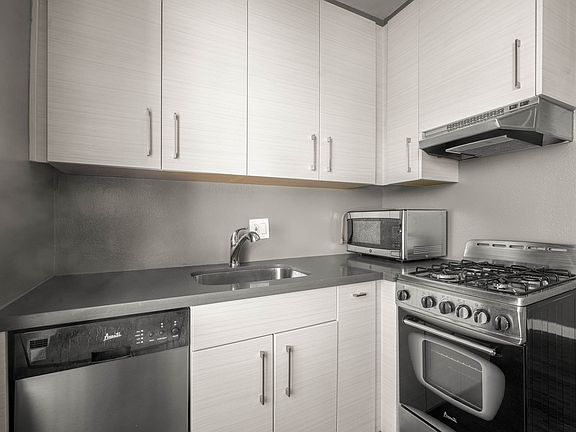 3rd image of 2422 Sichel St #D9079c28a