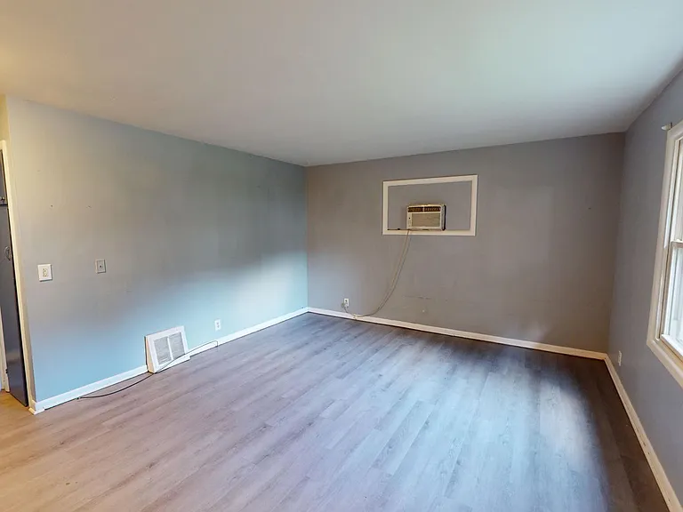 458-470 Sherman Pl — Photo 3