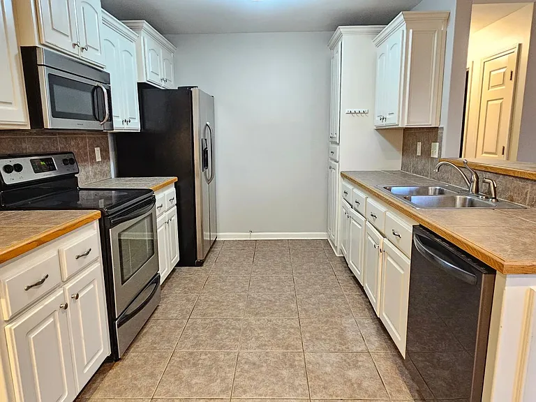 142 Weathering Dr — Photo 5
