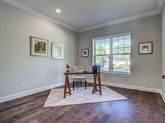 4th image of 924 Essex Pl