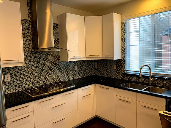 Upgraded Kitchen Quartz Countertop