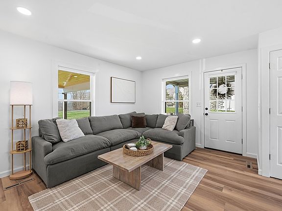 5th image of 590 Glenwood Way
