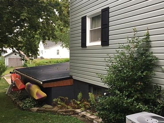 3rd image of 121 Sharon St