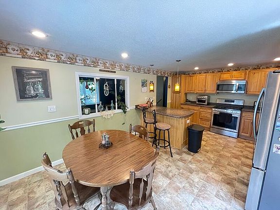 3rd image of 20 Oakwood Dr