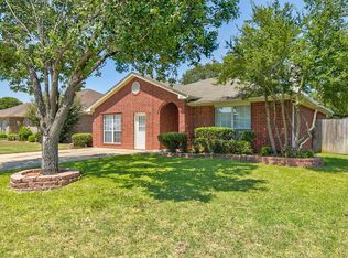 605 Oak View Ct, Azle, TX 76020