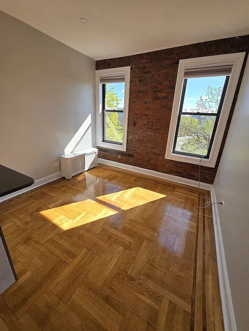 250 Ocean Parkway — Photo 2
