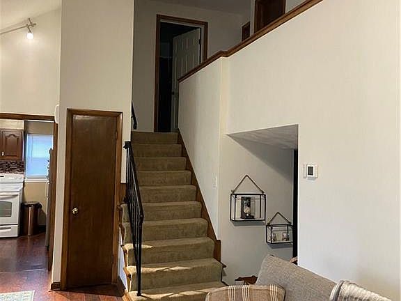 5th image of 715 Pin Oak Dr