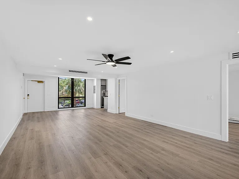 136 Lakeshore Dr — Photo 15