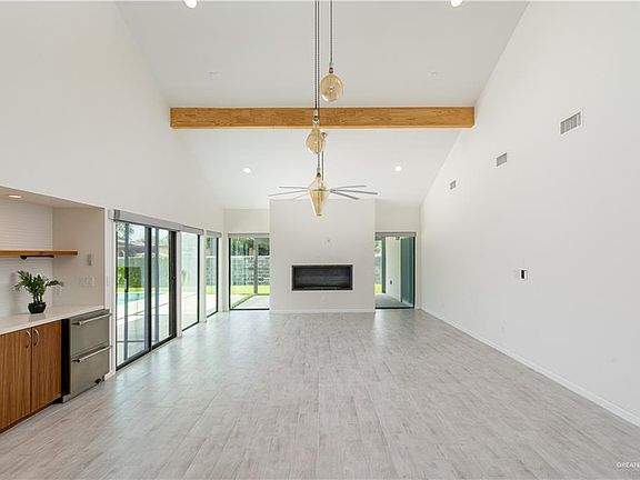 3rd image of 1818 Saint Claire Ave