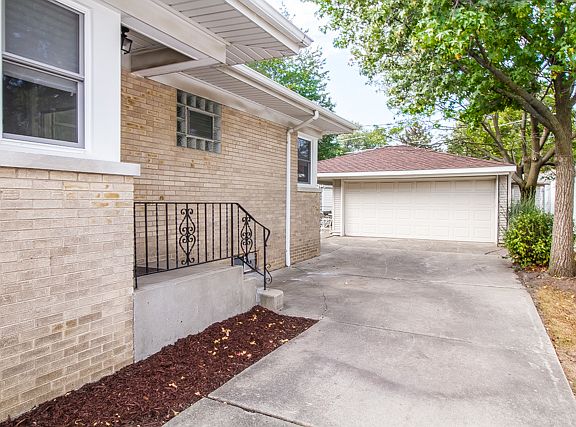 3rd image of 11151 Boeger Ct