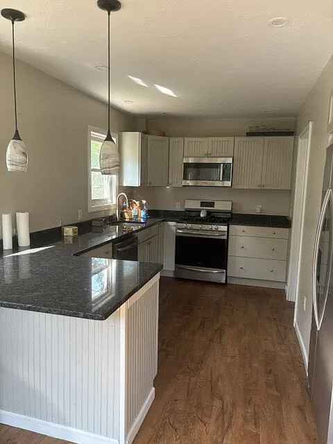 3 bed, 1.0 bath, 992 sqft, $2,500 — Photo 2