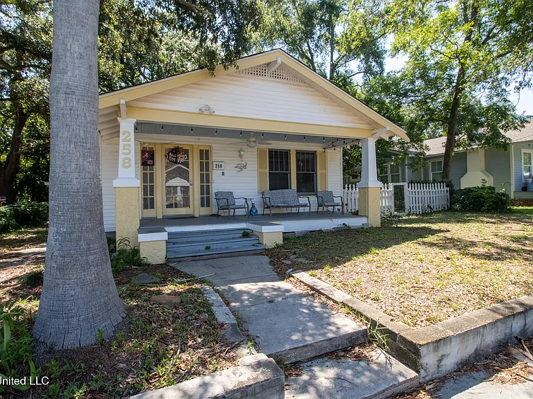258 Querens Ave — Photo 1