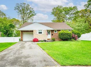 137 Glen Rd, North Babylon, NY 11703