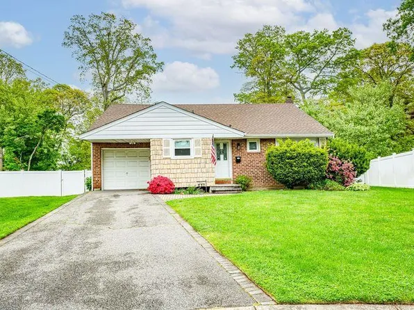 137 Glen Road, North Babylon, NY 11703