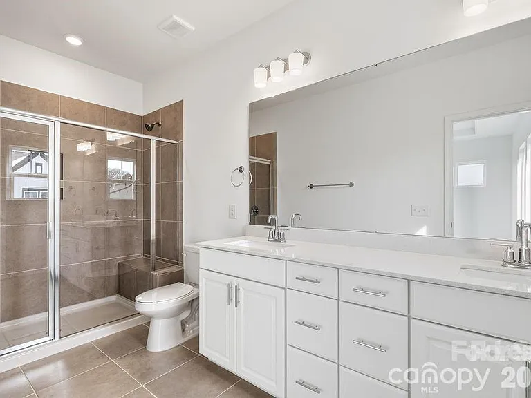 411 Silver Star Blvd — Photo 6