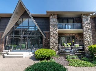 915 Far Hills Ave APT 1, Oakwood, OH 45419