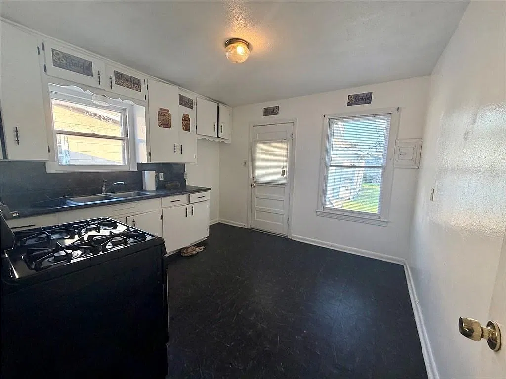 3 bed, 1.0 bath, 912 sqft, $1,350 — Photo 3