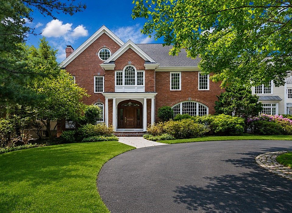 1st image of 20 Longmeadow Dr