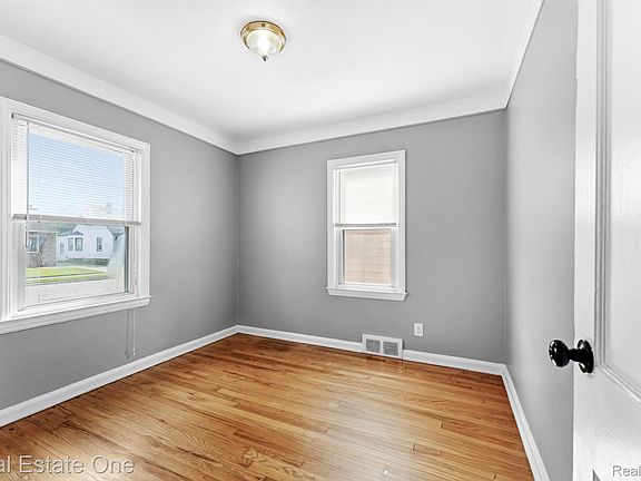 5th image of 14987 University St