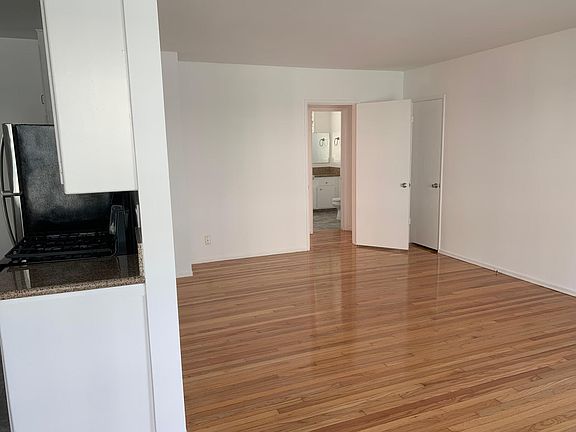 4th image of 540 San Vicente Blvd #18